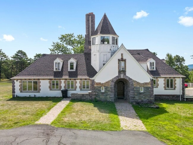 Building Photo - One of a kind Castle on the Hill for Rent! Minimum 1 month lease