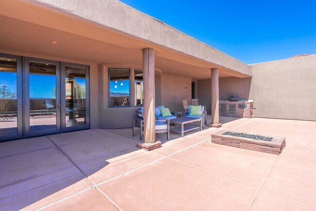 Building Photo - Exquisite Custom Home in Prestigious Commu...