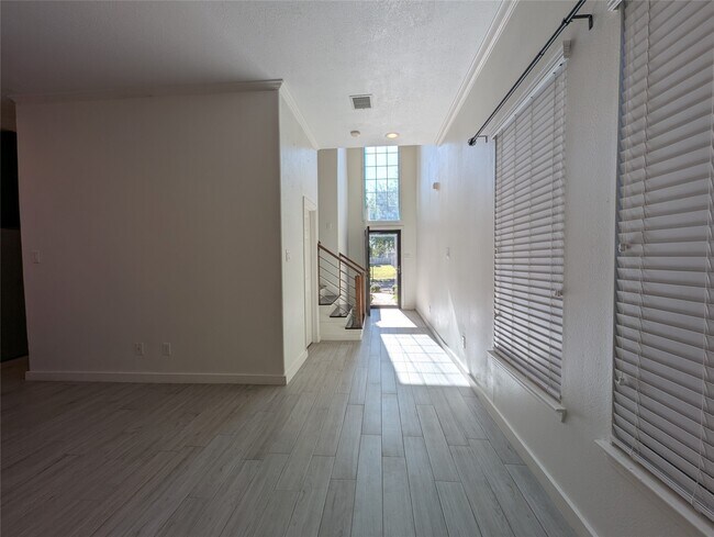 Building Photo - 913 Sweet Pine Dr