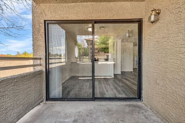 Building Photo - SW!! 2 Bedroom Condo!! 1st Floor!! Newly r...
