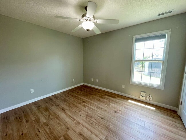 Building Photo - Charming 3-Bedroom Haven With 2 Full Baths...