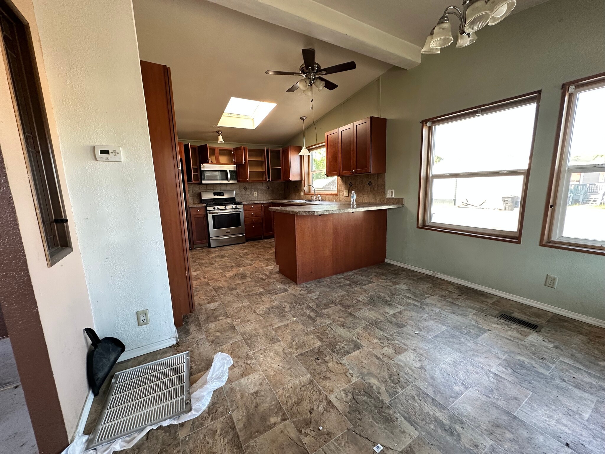 Building Photo - 3 Hartland St N