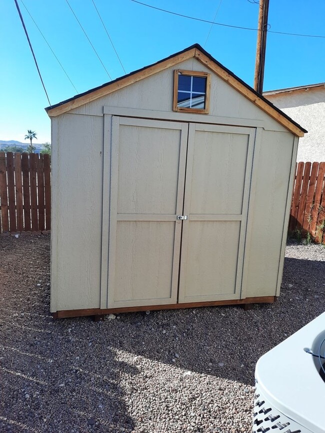 Building Photo - Cute, Clean & Affordable 3 Bed / 2 Bath Home in Central Bullhead City!