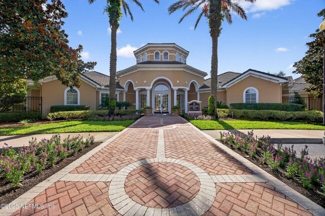 Building Photo - GROUND-LEVEL, 2-bedroom, 2-bath condo loca...