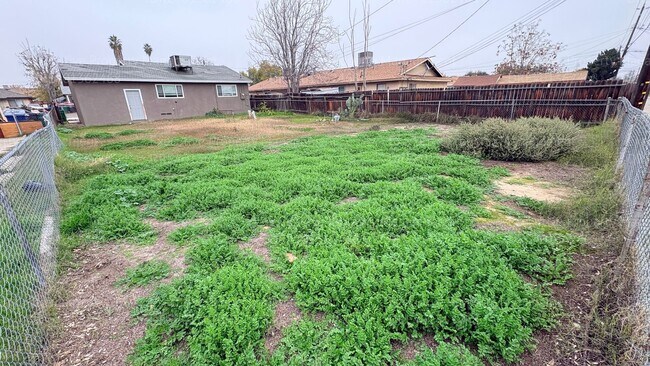 Building Photo - 2 bedroom 1 bathroom house located off the main street Oildale Dr.