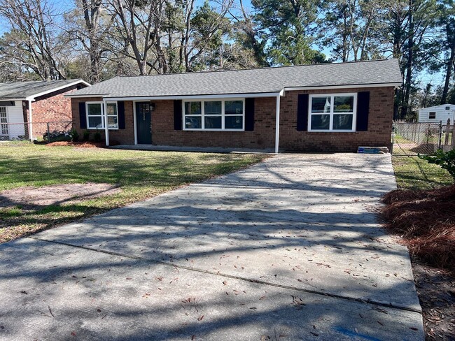 Building Photo - 3 Bedroom 2 bath home in downtown Port Wentworth