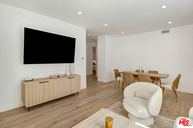 Building Photo - 128 Kings Rd