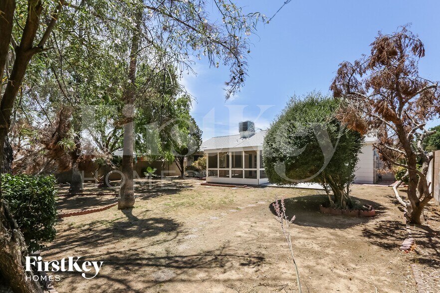 Building Photo - 2922 E Sierra St