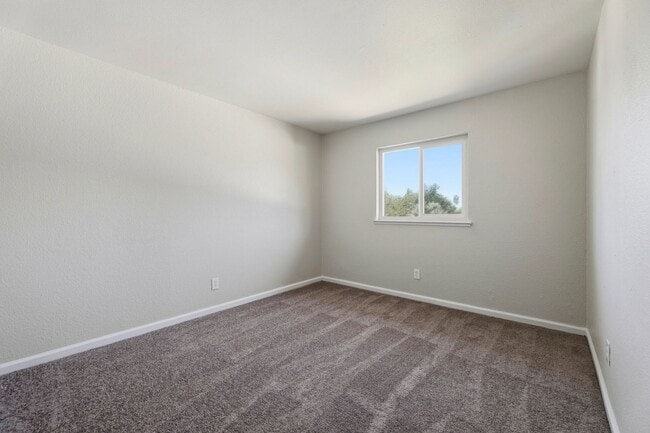 Building Photo - FULLY REMODELED MODERN SPACIOUS TOWNHOUSE!!!
