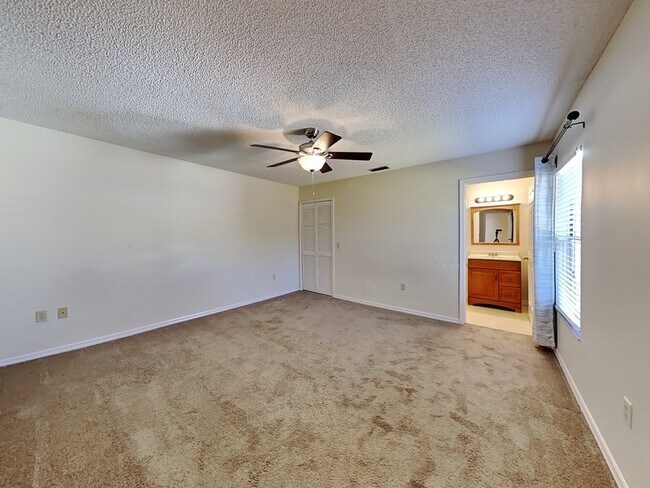 Building Photo - 2772 Sweet Springs St