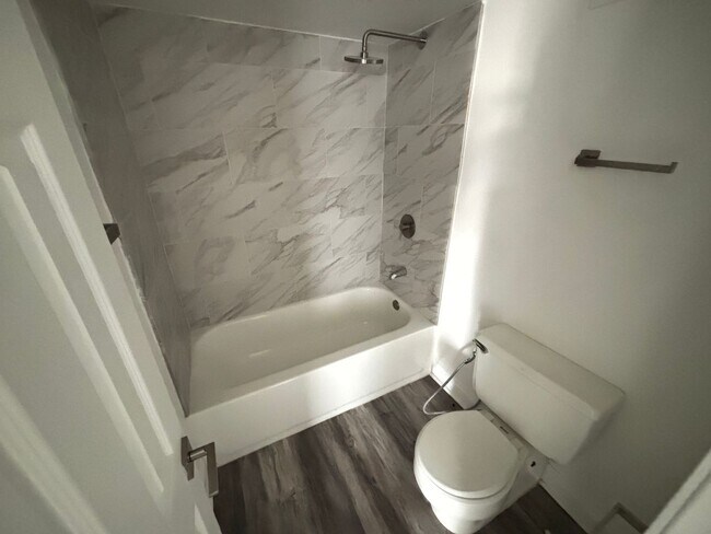 Building Photo - Stunning 2-Bed, 2-Bath High-Rise Residence...
