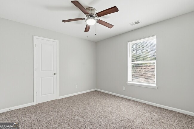 Building Photo - 250 Maple St