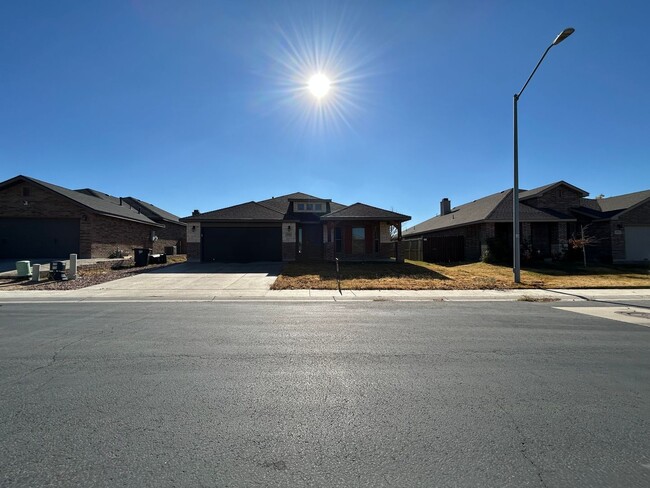 Building Photo - Beautiful 4 Bedroom Home in Northpark!