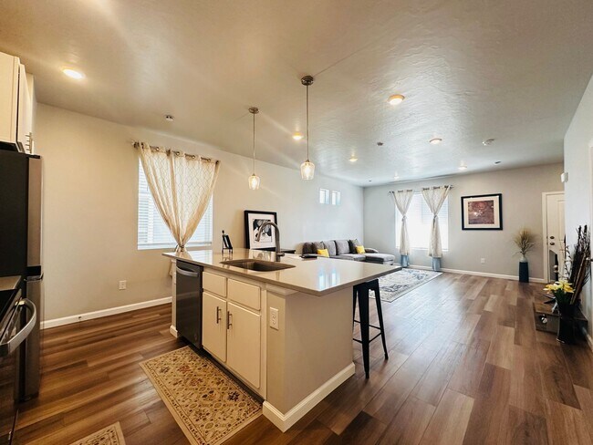 Building Photo - Spacious and Bright Townhome Available Sep...