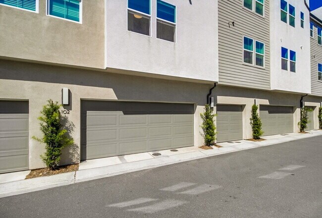 Building Photo - Welcome to your modern La Mesa townhome with solar!