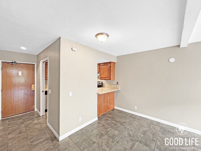 Building Photo - Inviting 1B/1.5BA Condo with Balcony in Cortez Hill
