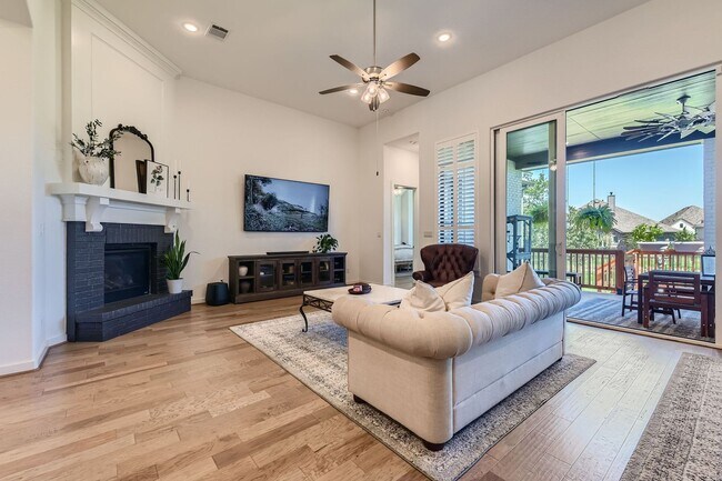 Building Photo - AVAILABLE NOW!  Gorgeous 4 Bed/3.5 Bath wi...