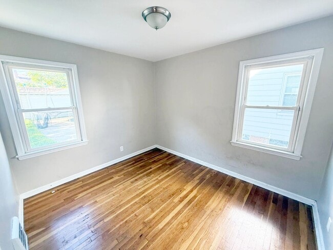 Building Photo - 3 BED 1 BATH BEAUTIFUL SINGLE FAMILY HOME