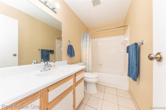 Building Photo - 61186 Greenwood Dr