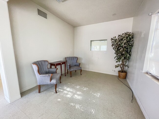 Building Photo - 13 Bedrooms 3 Bathrooms for rent in LOVING NM