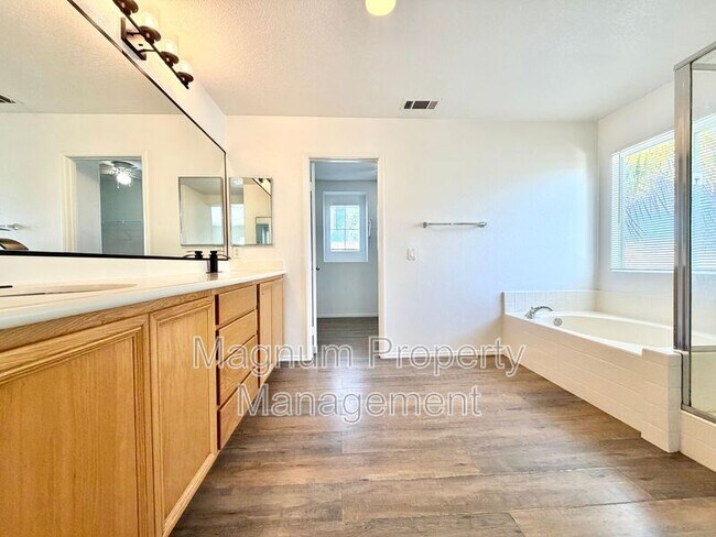 Building Photo - 8182 Bon View Dr