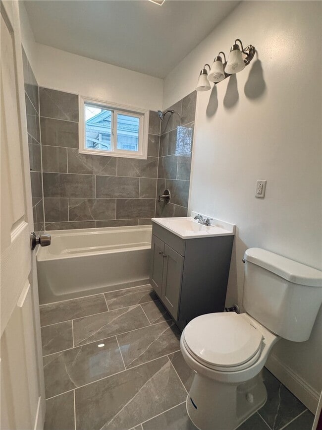 Building Photo - 543 Brooks Ave