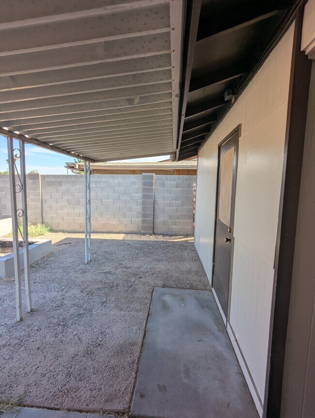 Building Photo - 563 N Santa Anna