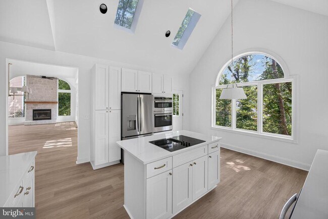 Building Photo - 221 Spring Race Ct