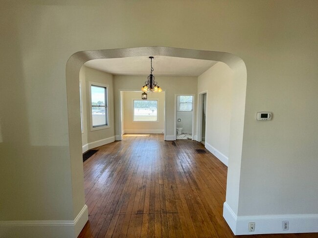 Building Photo - 4 Bed 1.5 Bath 1758sqft - Historic Charm with Renovations and so Much More!