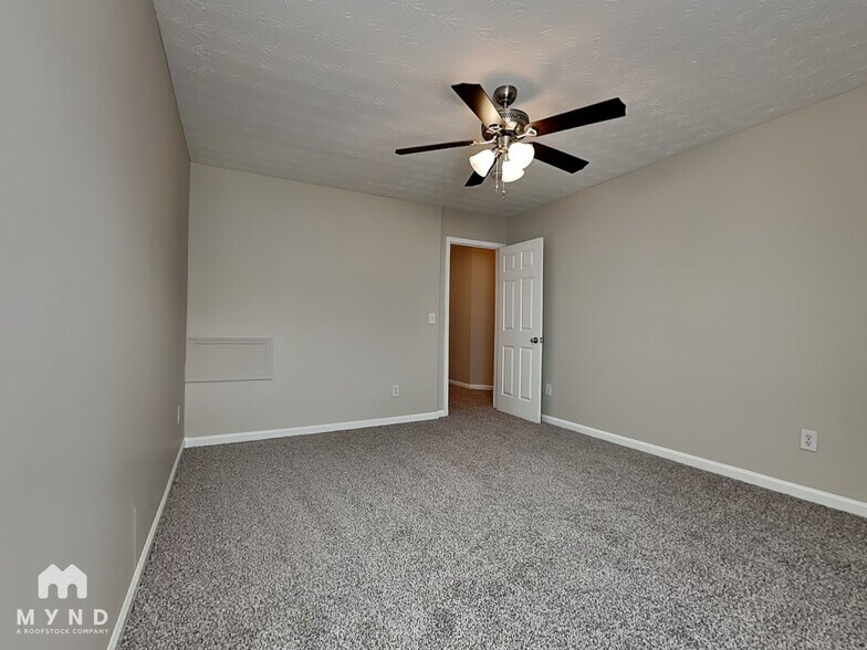 Building Photo - 2250 Village Green Dr