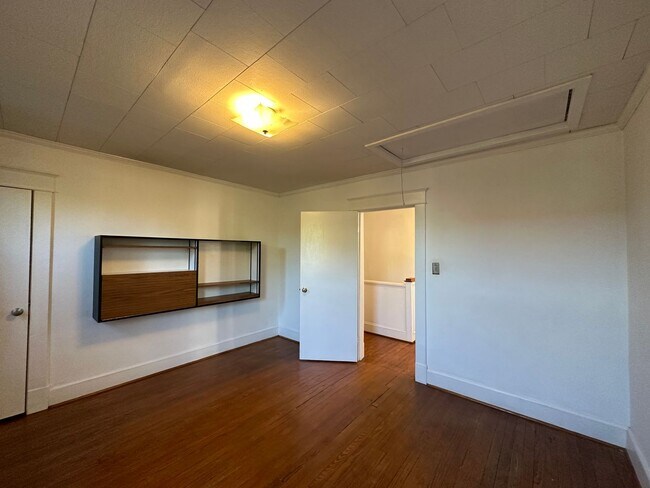 Building Photo - Charming 3 Bedroom/1.5 Bathroom Home in Ha...