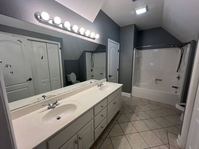 Building Photo - 607 Castle Dr