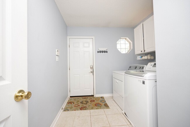 Building Photo - Silver Oaks Community
