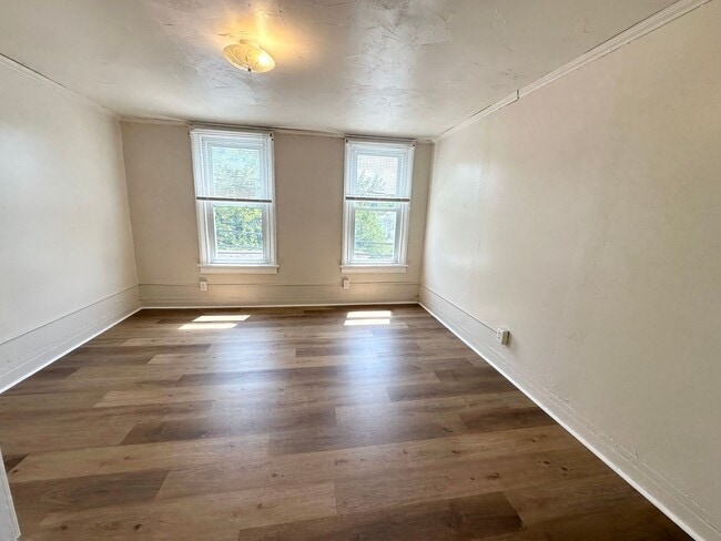 Building Photo - 1 Bedroom with Bonus Room in Lebanon!