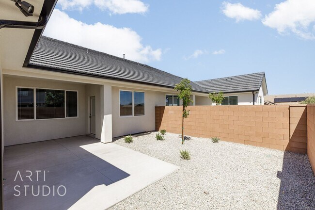 Building Photo - Brand New 3 Bed / 2 Bath Duplex – Modern L...