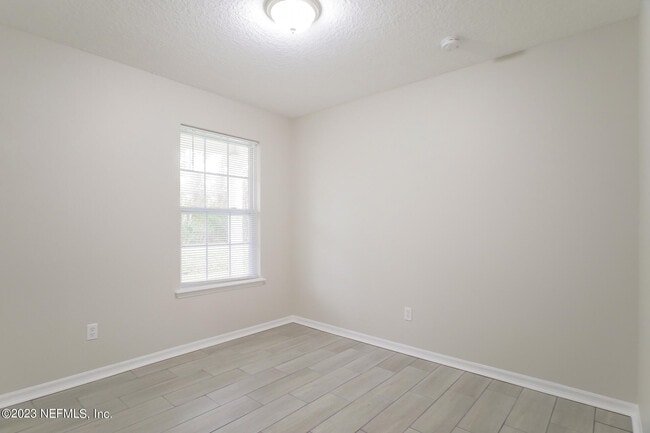 Building Photo - 554 Fern Ave