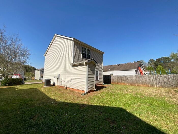 Building Photo - 1608 Hallmark Hills Dr