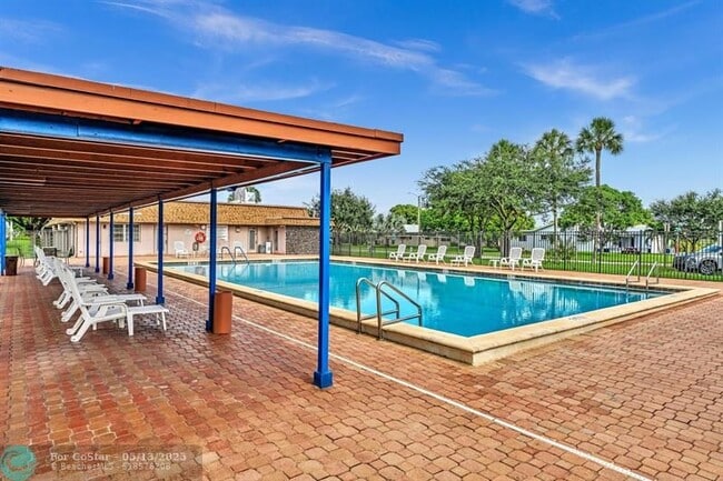 Building Photo - 7102 NW 93rd Ave