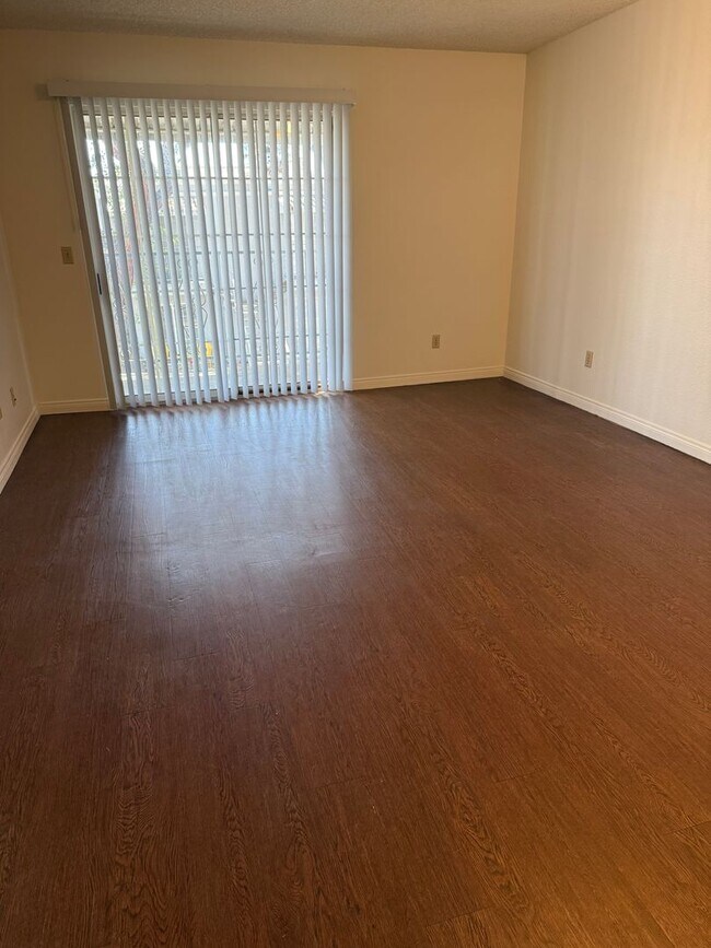 Building Photo - Great Condo