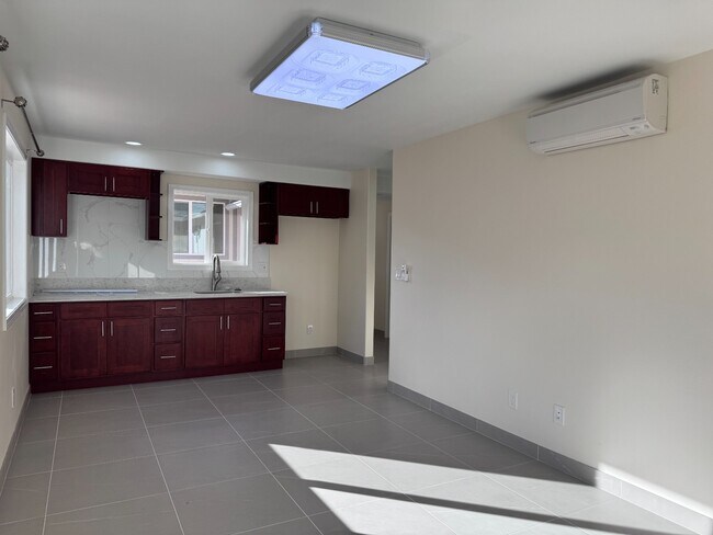 Building Photo - Renovated with split AC in Kaimuki