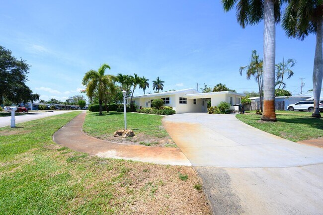 Building Photo - 1452 Crest Dr