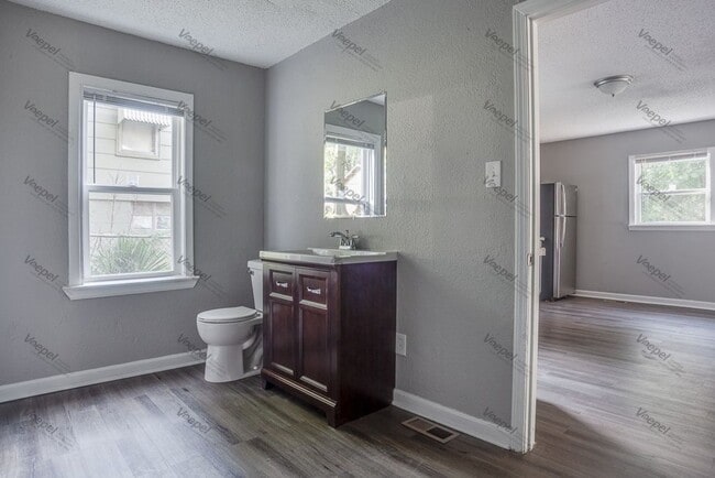 Building Photo - 3 Bedroom 1.5 Bath $1,425.00