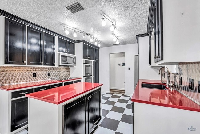 Building Photo - 412 E 89th St
