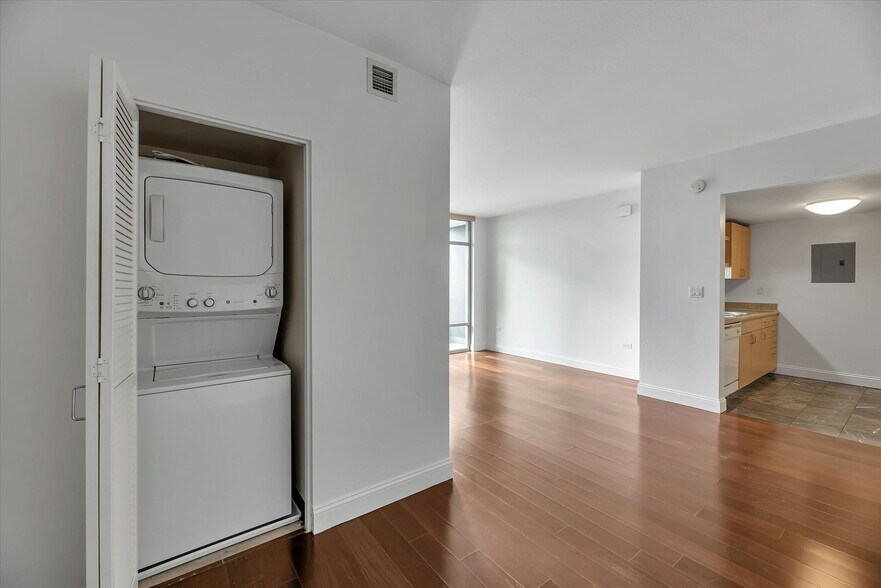 Building Photo - 425 W Beech St