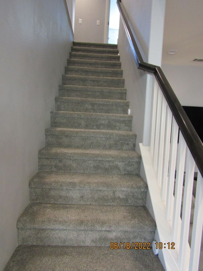 Building Photo - Beautiful Newer Two Story Home in The Gate...