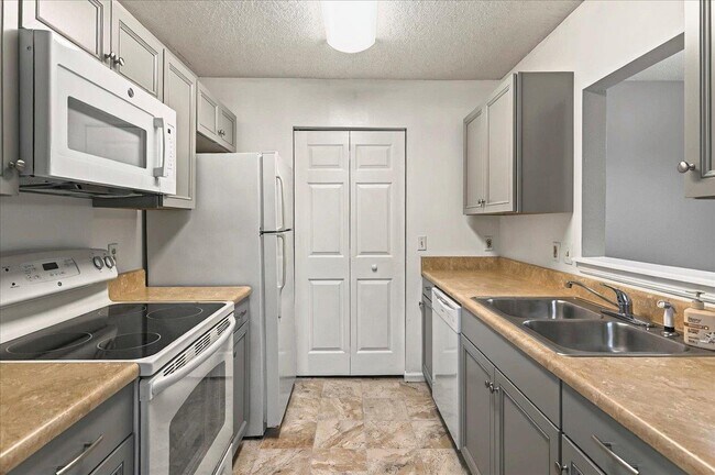 Building Photo - 3001 Oak Park Ct