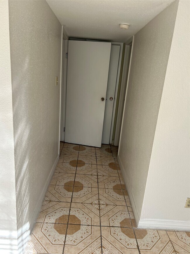 Building Photo - 3900 Woodchase Dr