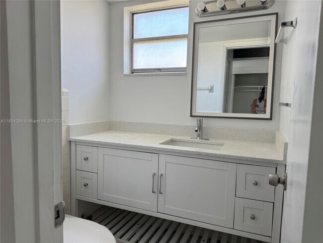 Building Photo - 1333 E Hallandale Beach Blvd