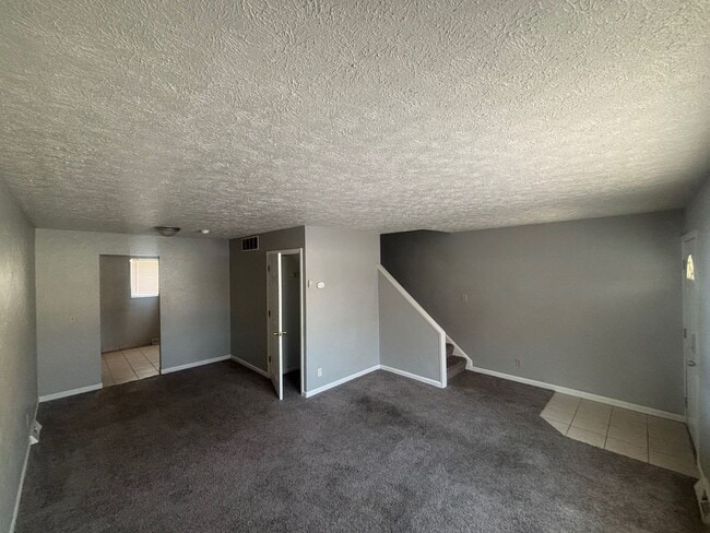 Building Photo - Charming 2-Bedroom Property in Prime Location