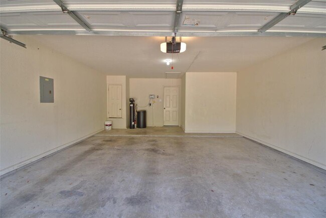 Building Photo - 101 Pecan Vista Ln